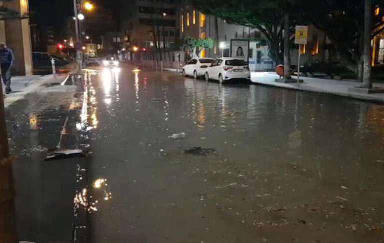İskenderun’da deniz yükseldi, cadde ve sokaklarda su baskını yaşandı