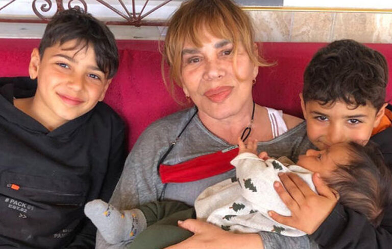 Sezen Aksu depremzede çocuğa küpe ve tabletini hediye etti