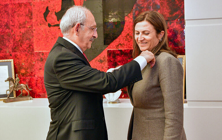 Öldürülen Tahir Elçi’nin eşi Türkan Elçi CHP’ye katıldı, parti rozetini Kılıçdaroğlu taktı