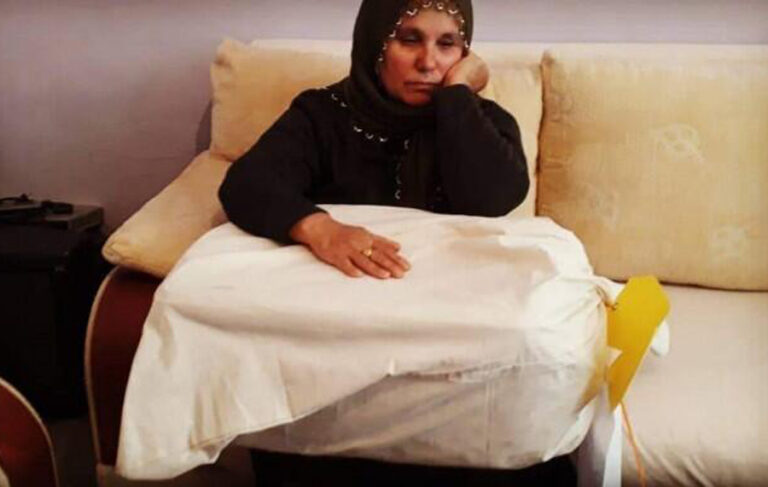 Oğlunun cenazesi kutu içinde teslim edilen anne Halise Aksoy gözaltına alındı