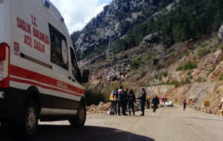Otomobilin üzerine kaya devrildi; 4 öğretmen hayatını kaybetti