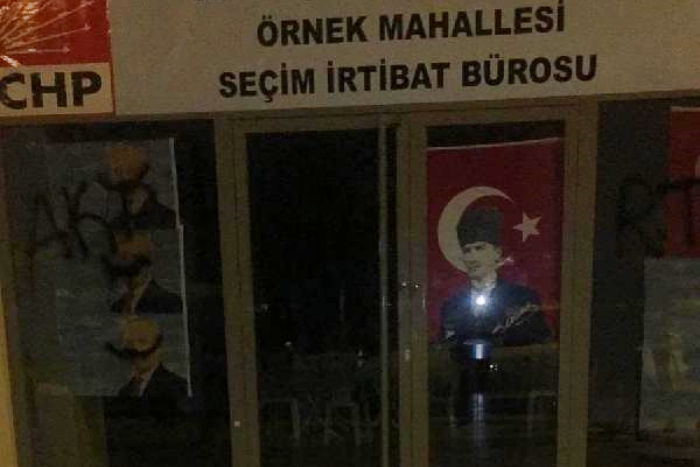 CHP Ataşehir seçim bürosuna saldırı; Camlara RTE yazdılar