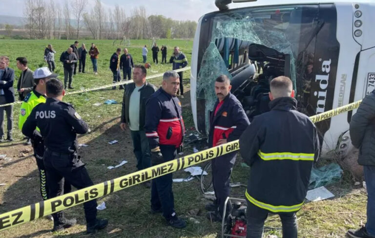 Eskişehir’de işçi servisi şarampole uçtu: 3 ölü, 31 yaralı