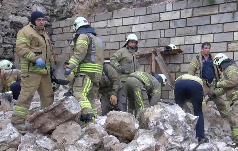 Fatih’te tarihi surlar çöktü: 1 ölü