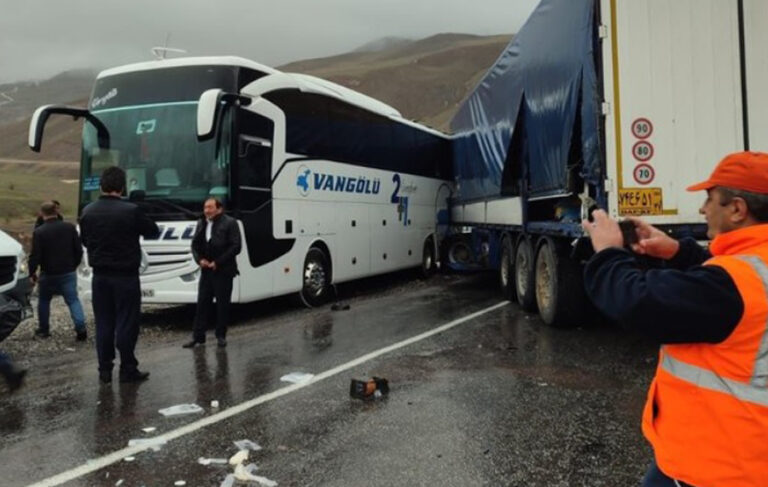 Hakkari’de yolcu otobüsü TIR’la çarpıştı: 3 ölü, 7 yaralı