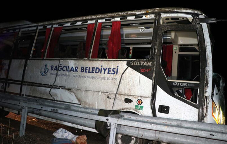 Kayseri’de otobüs devrildi: 3 ölü, 19 yaralı