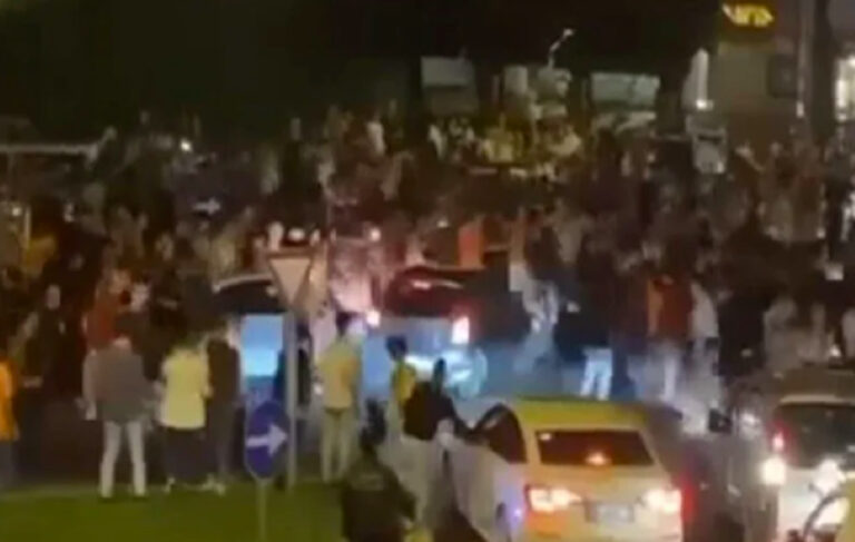 Otomobiliyle kutlama yapan Galatasaray taraftarlarının arasına daldı