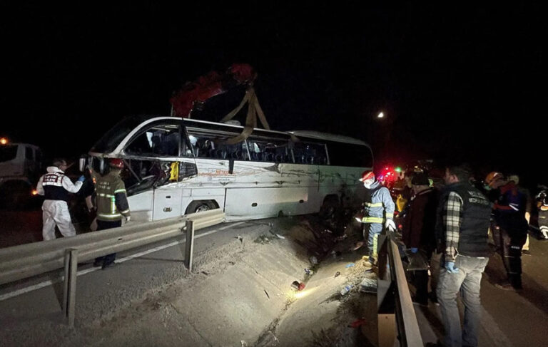 Bursa’da öğrencileri taşıyan tur otobüsü devrildi: 3 ölü, 44 yaralı