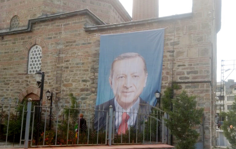 Bursa’da cami duvarına Tayyip Erdoğan’ın seçim posteri asıldı