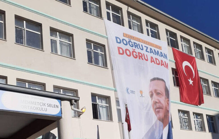 Cami duvarı ve PTT binasından sonra Van’da bir ortaokula da Erdoğan’ın posteri asıldı