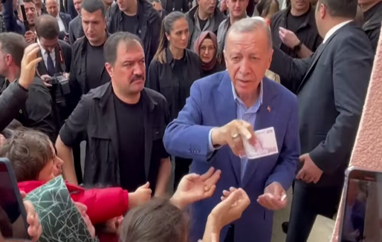 Erdoğan’ın oy kullandıktan sonra seçmenlere para dağıtması uluslararası medyaya haber oldu