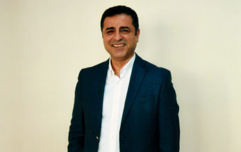 Demirtaş’tan Arınç’a yalanlama: “Buraya başı dik girdim, onurumu kimseye çiğnetmem!”
