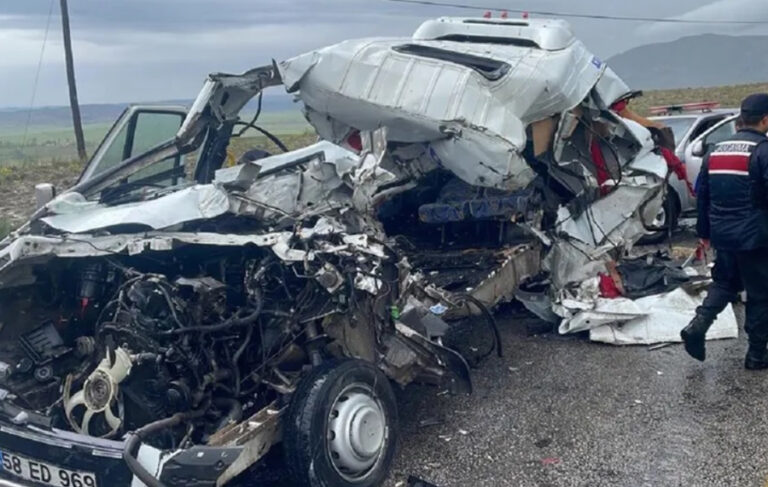 Sivas’ta TIR ile yolcu minibüsü çarpıştı: 4 ölü, 3 ağır yaralı