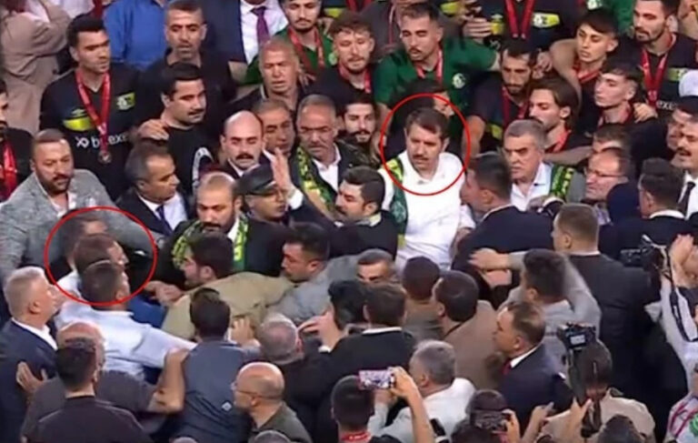 Şanlıurfaspor’un kupa töreninde gerginlik: Vali Ayhan, kupayı İYİ Partili başkanın elinden aldı