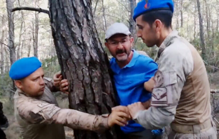 Akbelen’de jandarma eşliğinde ağaç kıyımı sürüyor
