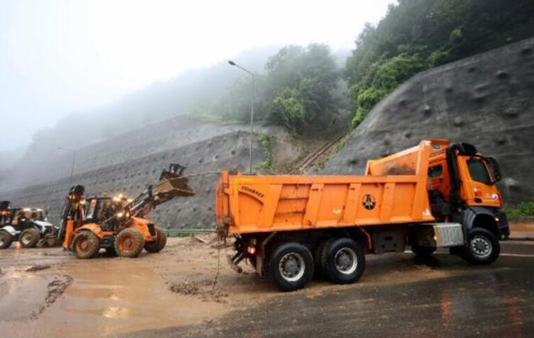 Bolu Dağı’nda heyelan: Ankara-İstanbul yönü trafiğe kapandı