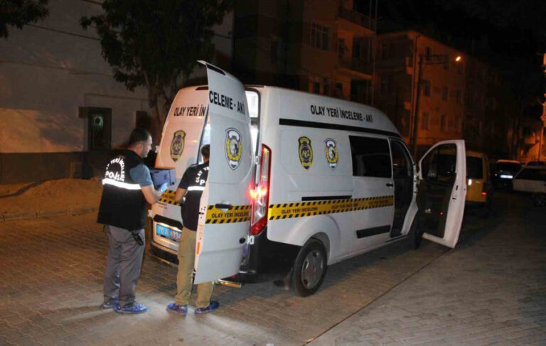 Bir silahlı saldırı haberi de Karaman’dan; genç adam evinin kapısında öldürüldü