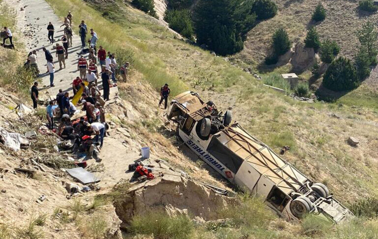 Yolcu otobüsü viyadükten düştü; 7 ölü, 22 yaralı