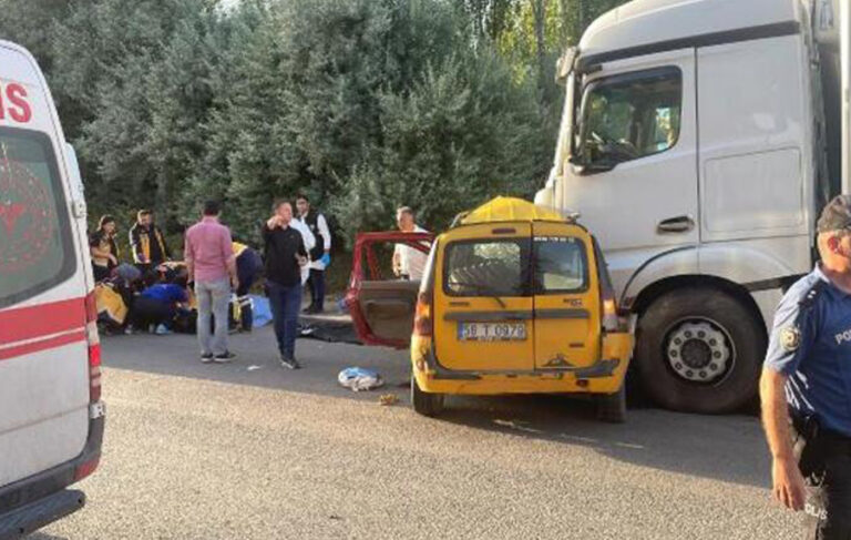 Sivas’ta kamyonla taksi çarpıştı; 4 ölü, 1 yaralı