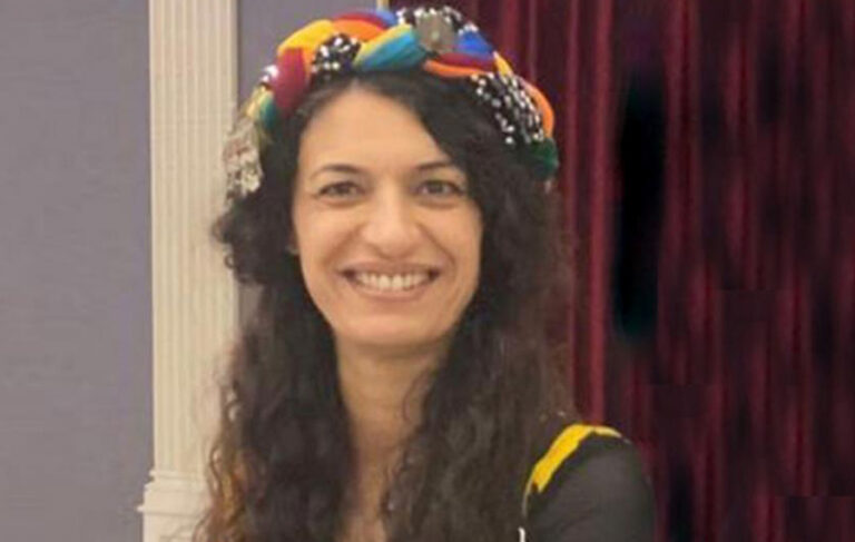 Kanser tedavisi gören Kürt sanatçı Emel Çiftçi tutuklandı