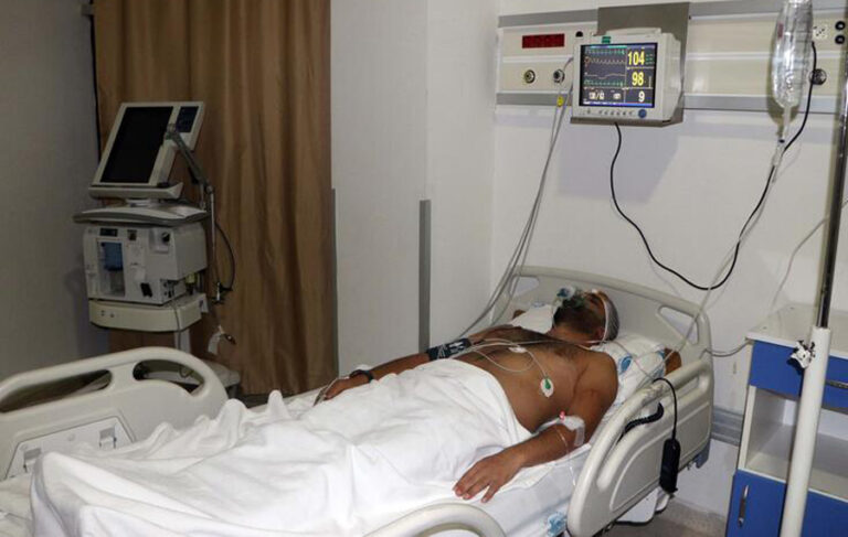 Hasta yakınlarının demir sopayla darp ettiği doktor ağır yaralandı