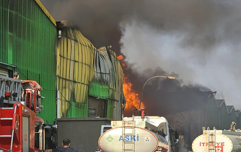 Adana’da iki fabrika alevlere teslim oldu