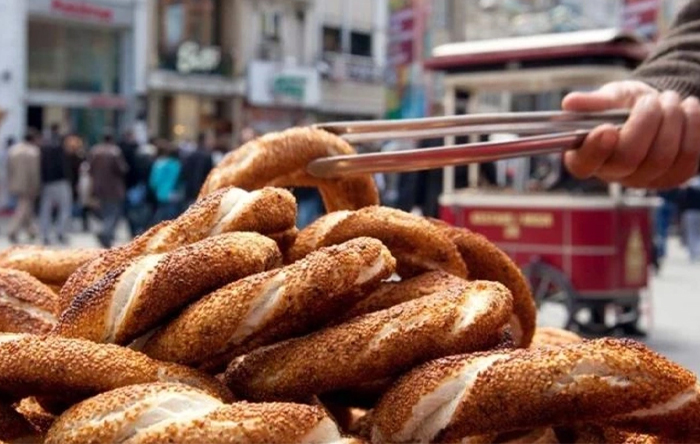 Sokakta durum vahim: “Emekliler, 1 simidi iki kişi paylaşıyor!”