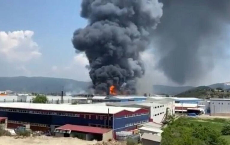 Bursa İnegöl’de yangın; 4 fabrika kullanılamaz hale geldi 