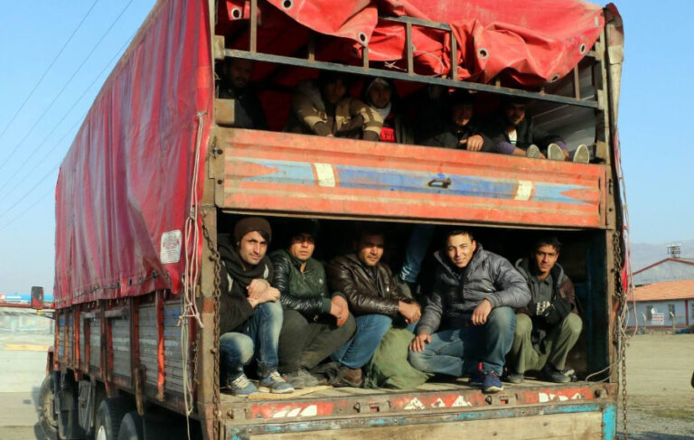 Göçmen kaçakçısı rüşvet tarifesini açıkladı; Karakol Komutanı’na TIR başına 50 bin lira