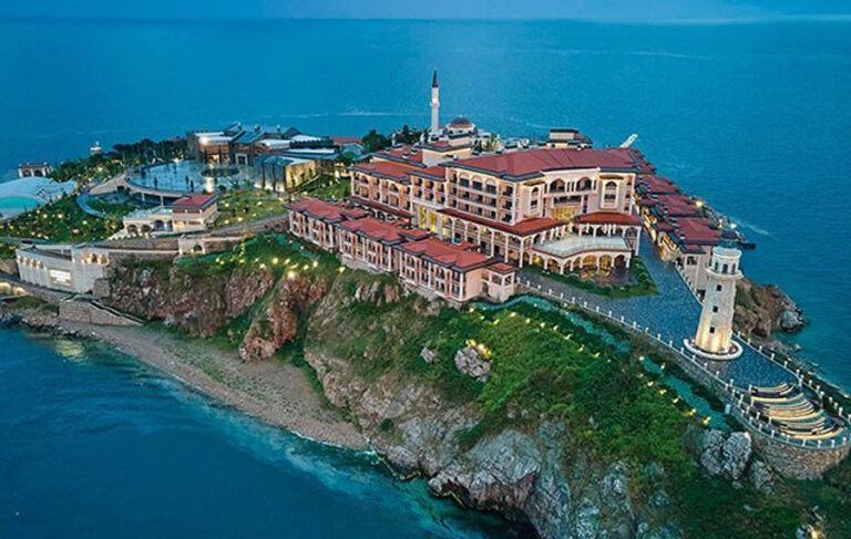 3.8 milyar lira harcadıktan sonra Albayrak ailesine peşkeş çekilen Yassıada’da in cin top oynuyor