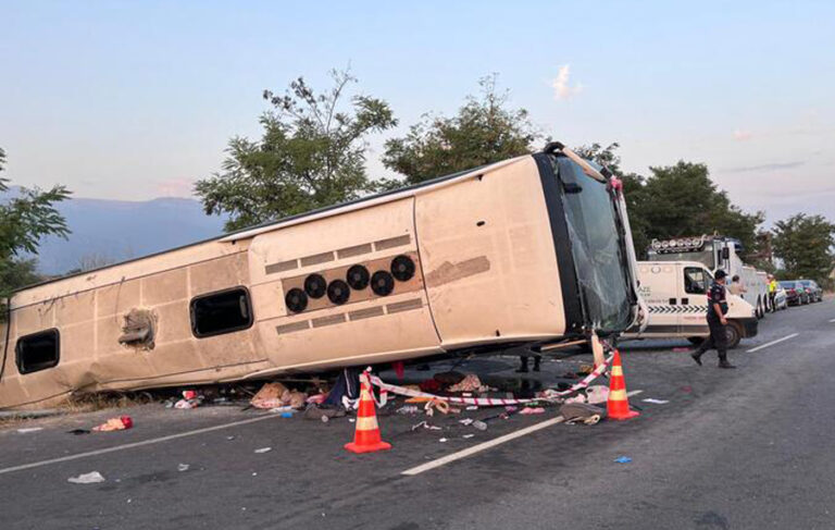 Denizli’de kamyon ile yolcu otobüs çarpıştı: 6 ölü, 42 yaralı