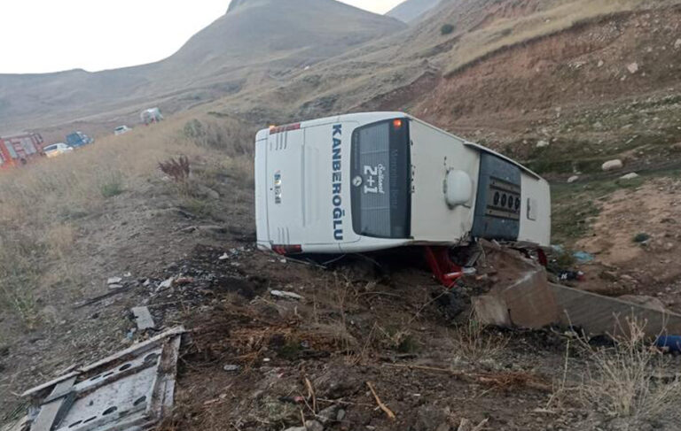Erzurum’da otobüs şarampole yuvarlandı: 3 ölü, 21 yaralı