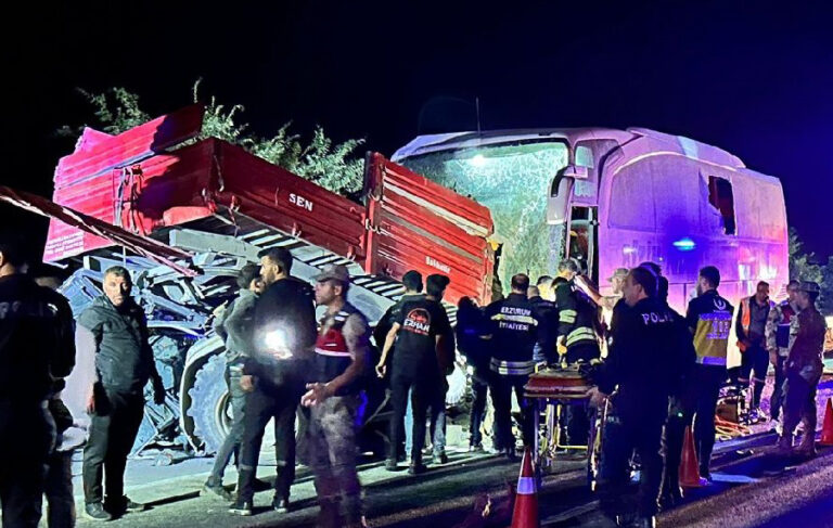 Erzurum’da yolcu otobüsü traktöre çarptı: 2  ölü, 14 yaralı