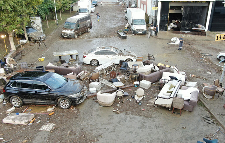 İçişleri Bakanı Yerlikaya’dan İstanbul’la ilgili açıklama: 564 konut ve 744 iş yerinde su baskını yaşandı