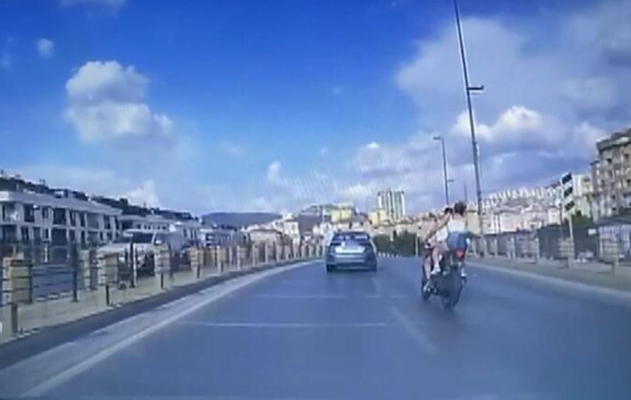 Virajda makas atan motosiklet sürücüsü bariyerlere çarptı: 1 ölü, 1 yaralı