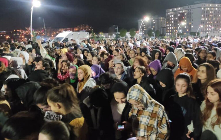Sivas’ta KYK yurdunda kız öğrenci asansörde mahsur kaldı; binlerce öğrenci protesto etti