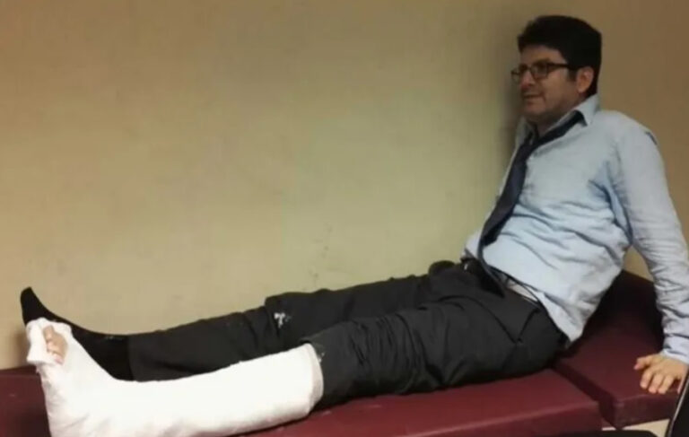 Polislerin ayağını kırdığı avukata tazminat ödenecek; savcı 6 yıldır polislerin kimliğini tespit edemedi!