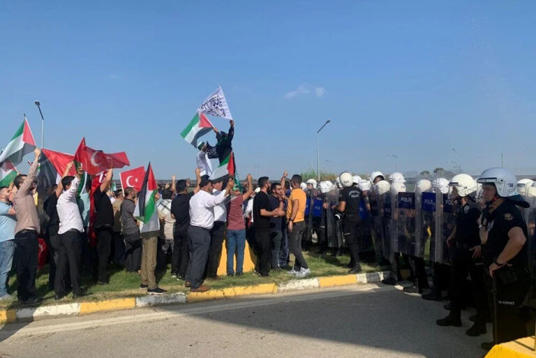 İHH organize etmişti; protestocular, Adana’da İncirlik Hava Üssü’ne girmeye çalıştı