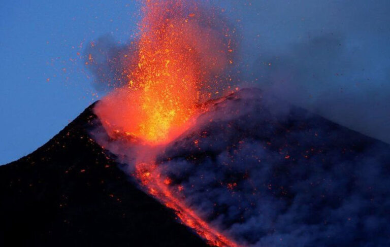 Etna Yanardağı yeniden lav ve kül püskürttü