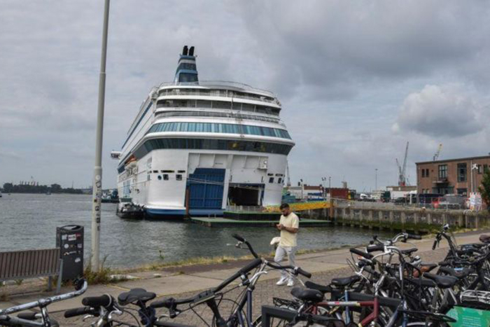 Hollanda iltica merkezi doldu; mülteciler yolcu gemilerine yerleştiriliyor