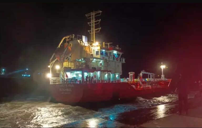 İstanbul’da fırtına: Gemi karaya oturdu, tekne battı, çatılar uçtu
