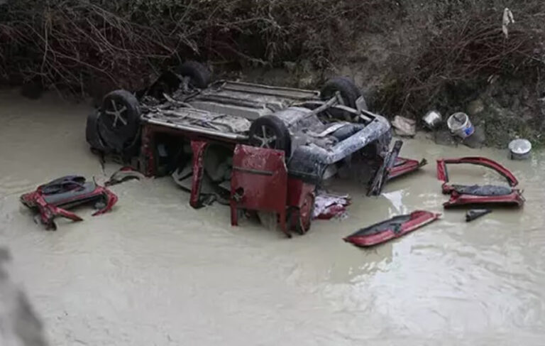 Manisa’da hafif ticari araç Gediz Nehri’ne uçtu: 3 ölü