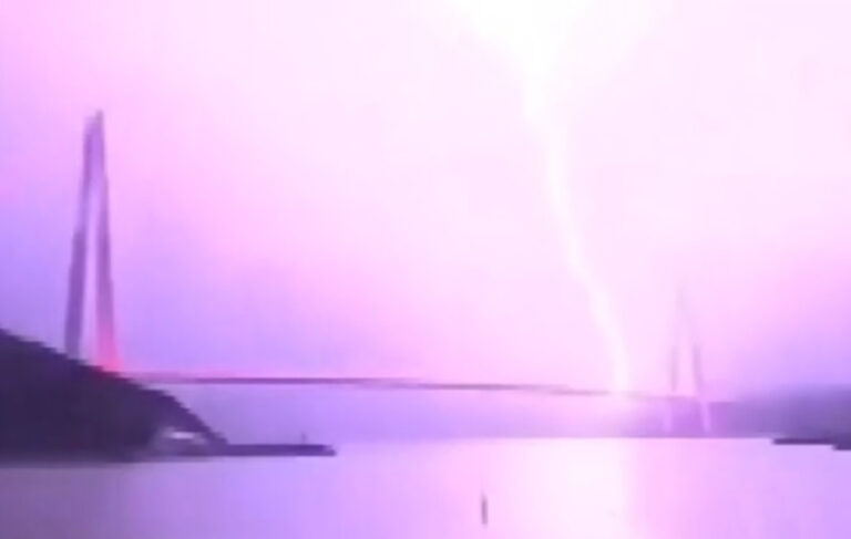 Yavuz Sultan Selim Köprüsü’nde yıldırımın düşme anı kamerada