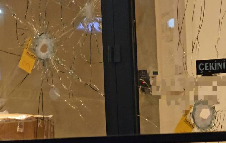 Adana’da Starbucks’a pompalı tüfekle saldırı