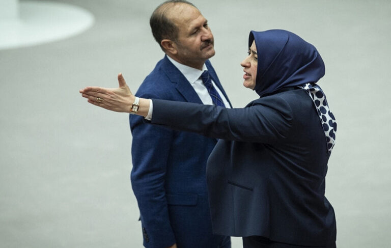 Hasan Bitmez yere yığıldıktan sonra AKP’li Özlem Zengin bağırmayı sürdürmüş