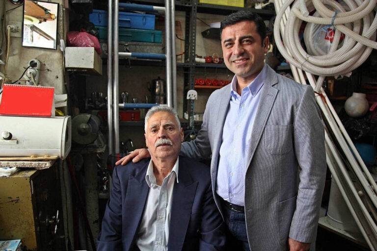 Selahattin Demirtaş, babasına böyle veda etti: Nasırlı, emekçi ellerinden bin defa öpüyorum