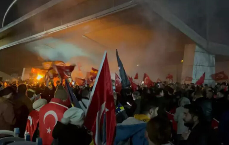 Fenerbahçe ve Galatasaray, İstanbul’da coşkuyla karşılandı