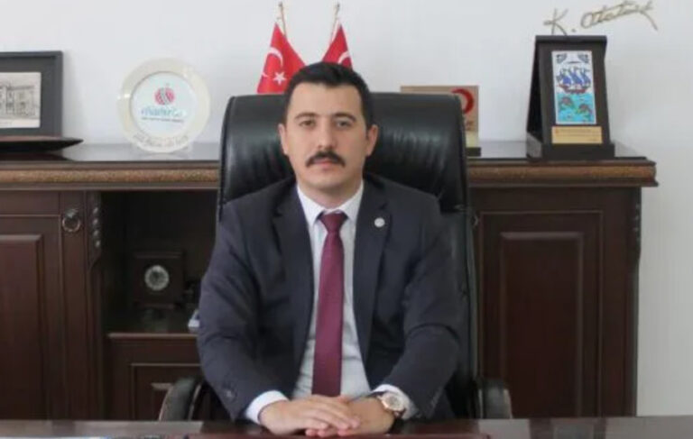Diyarbakır’da yanlışlıkla hutbeden bir satır atlayan imamı, kaymakam mikrofonla dövdü