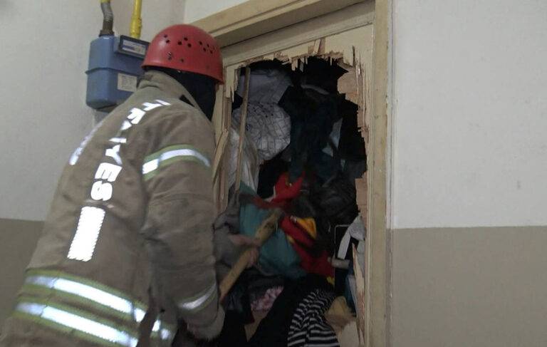 Emekli öğretmenin cansız bedeni çöp evinde bulundu