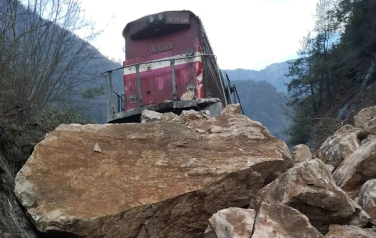 Karabük’te demiryoluna kaya parçaları düştü; yük treni raydan çıktı